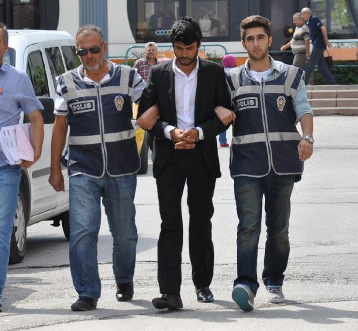 Polis, Sürekli Cep Telefonu ile Konuşan Kadını Dolandırılmaktan Kurtardı