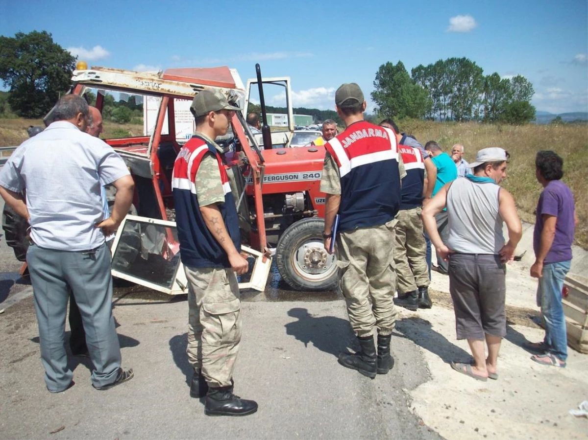 Samsun\'da Otomobil Traktöre Çarptı: 8 Yaralı