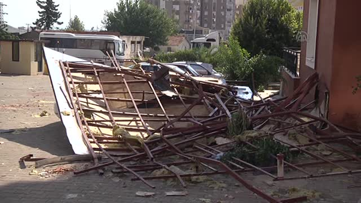 Şiddetli rüzgar hasara yol açtı -