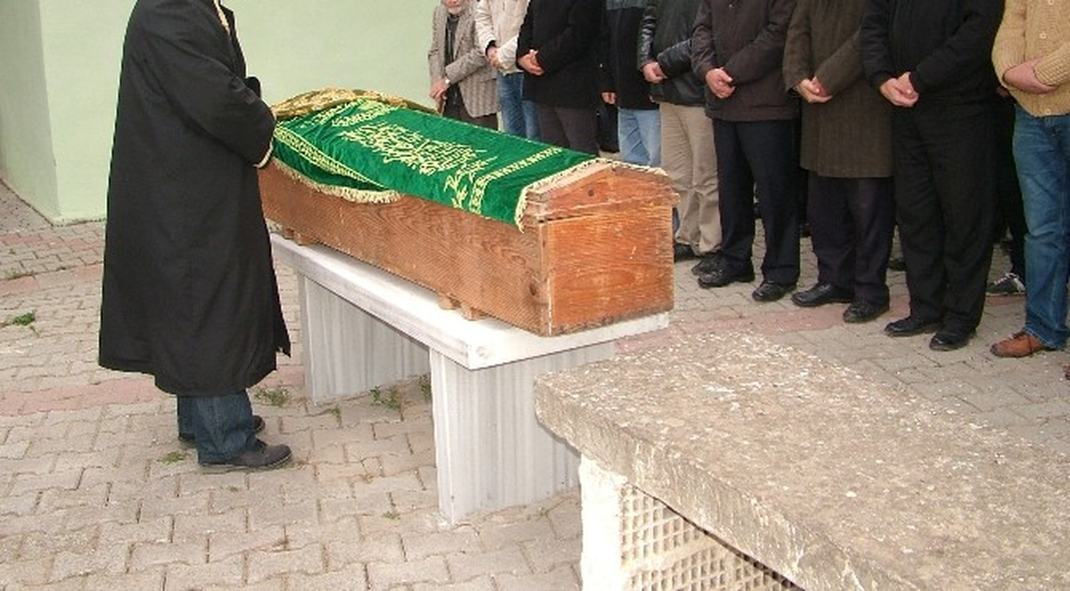 Tabuttan Cenaze Çıkmayınca Cemaat Şok Oldu