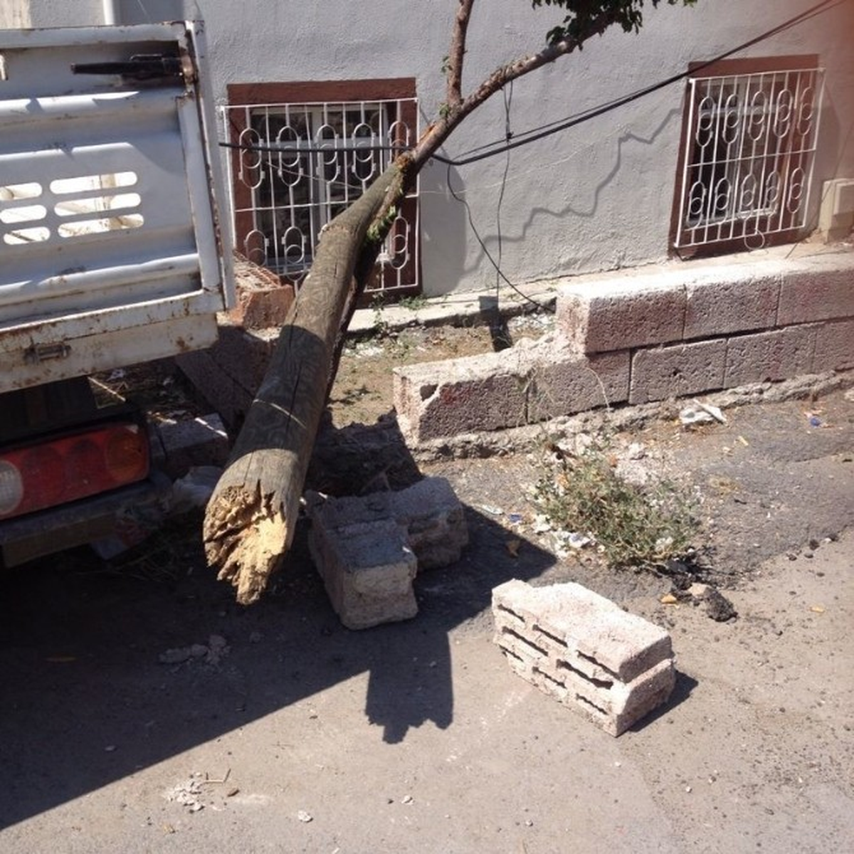 Teelfon Direği Evin Üzerine Devrildi