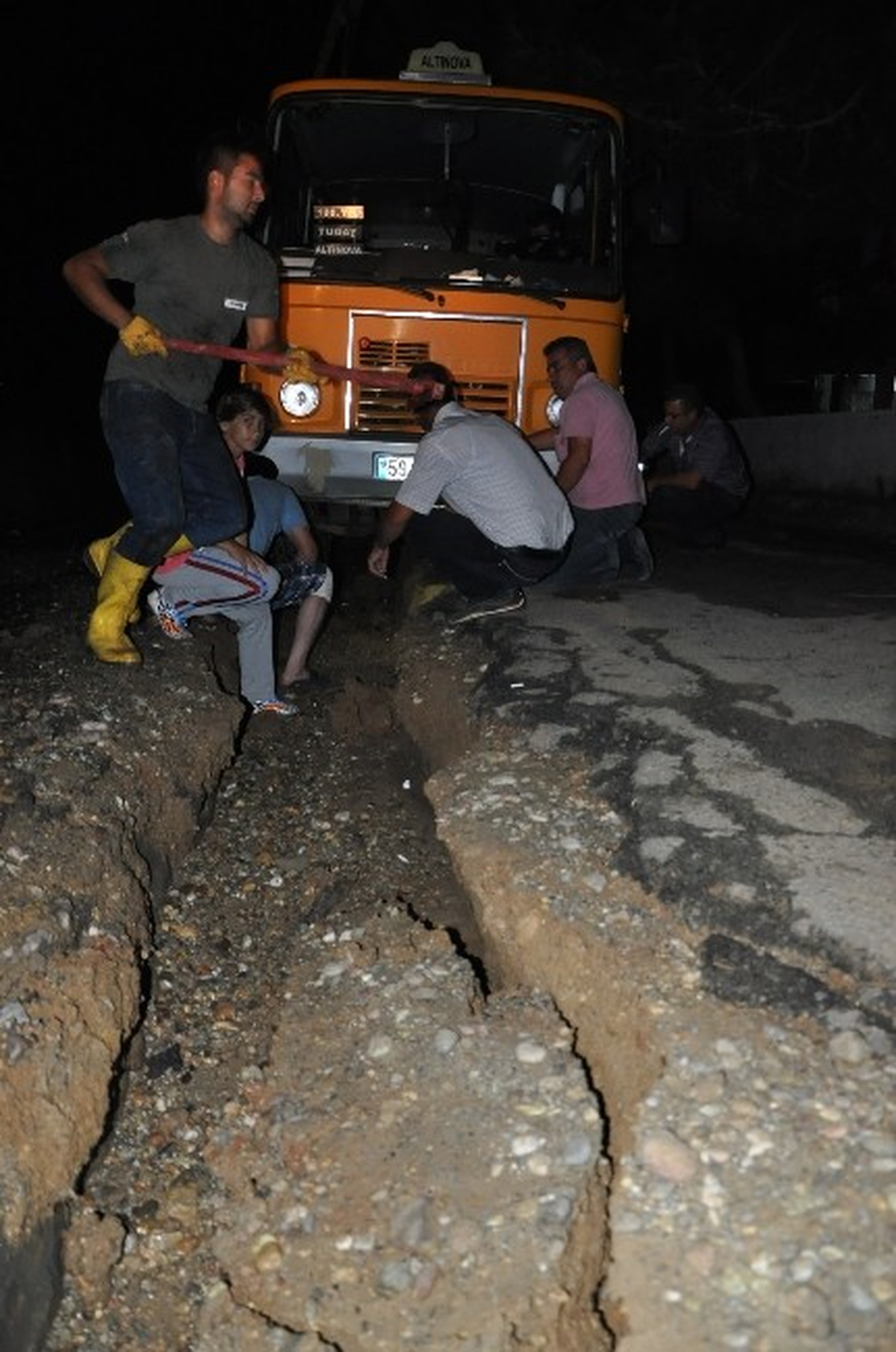 Tekirdağ\'da Yol Çöktü Minibüs Yola Saplandı
