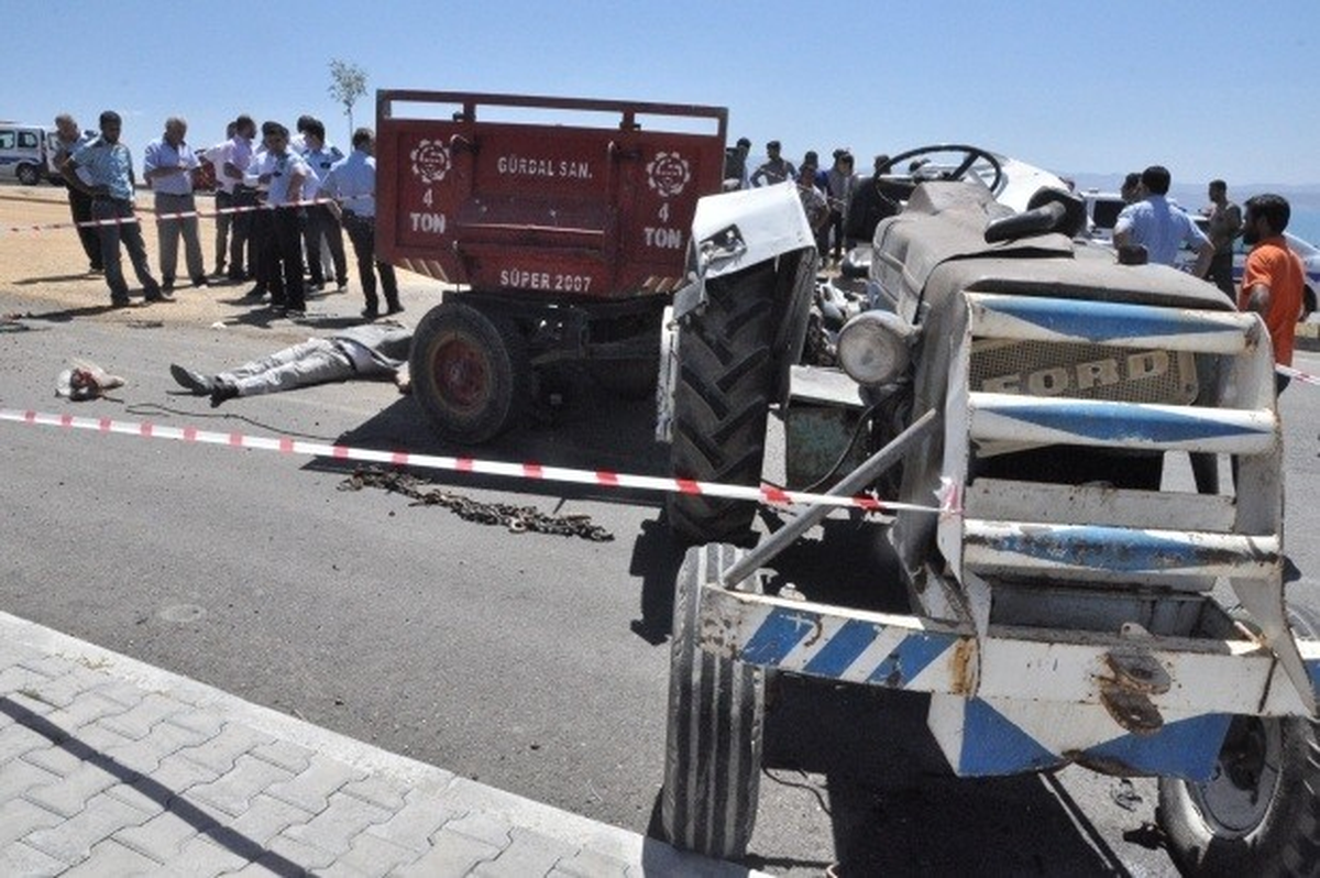 Virajı Alamayan Traktör Devrildi: 1 Ölü, 1 Yaralı