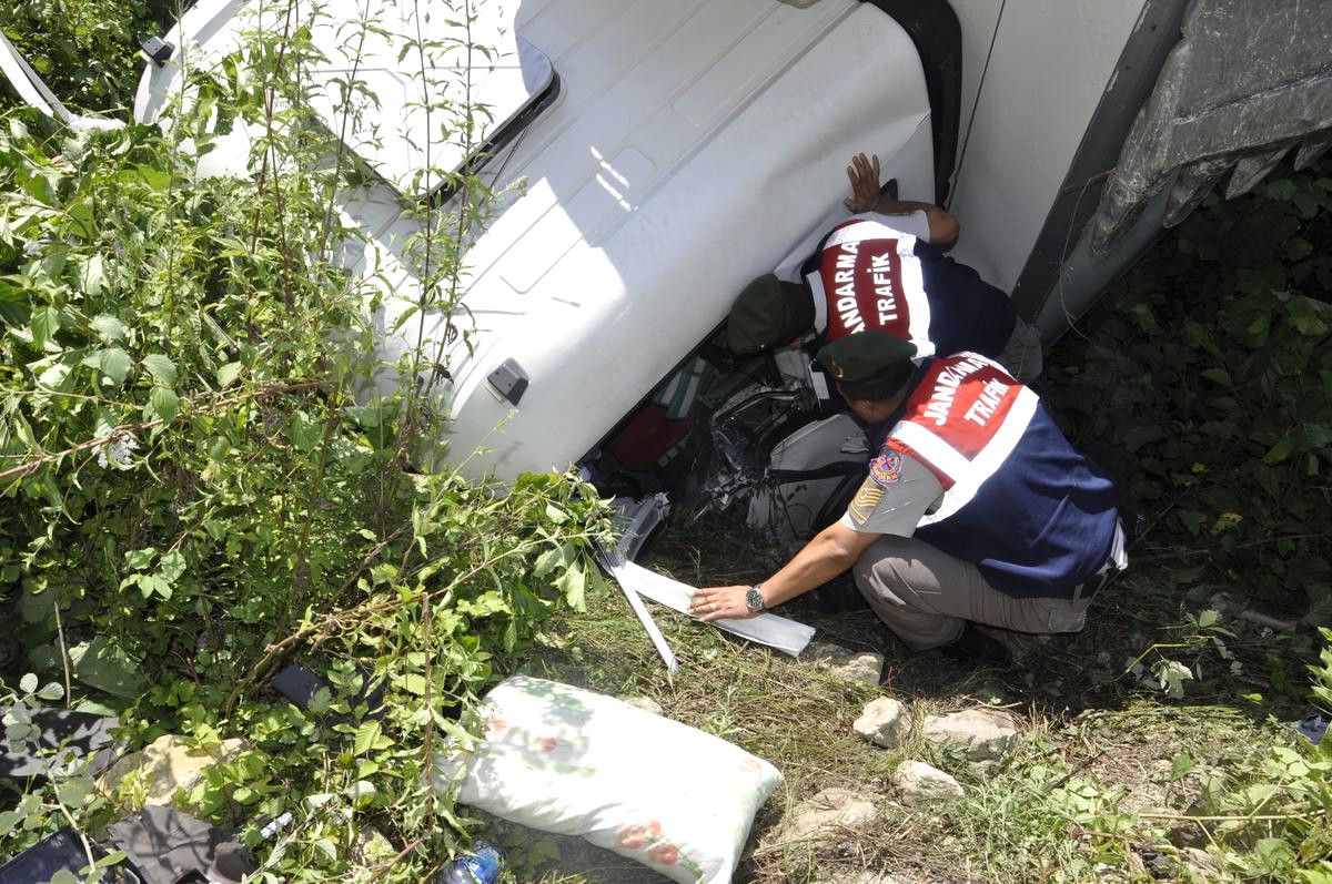Abana\'da Dereye Devrilen Kamyonun Sürücüsü Yaralandı