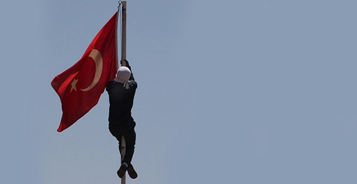 Diyarbakır\'da Bayrak İndiren Şüpheli Yakalandı