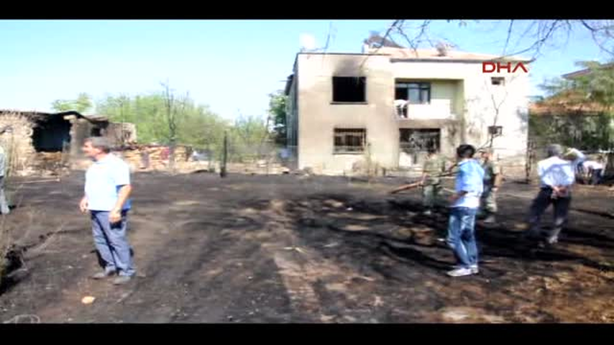 Bahçesindeki Otları Yakarken, Mahalleyi Yakıyordu
