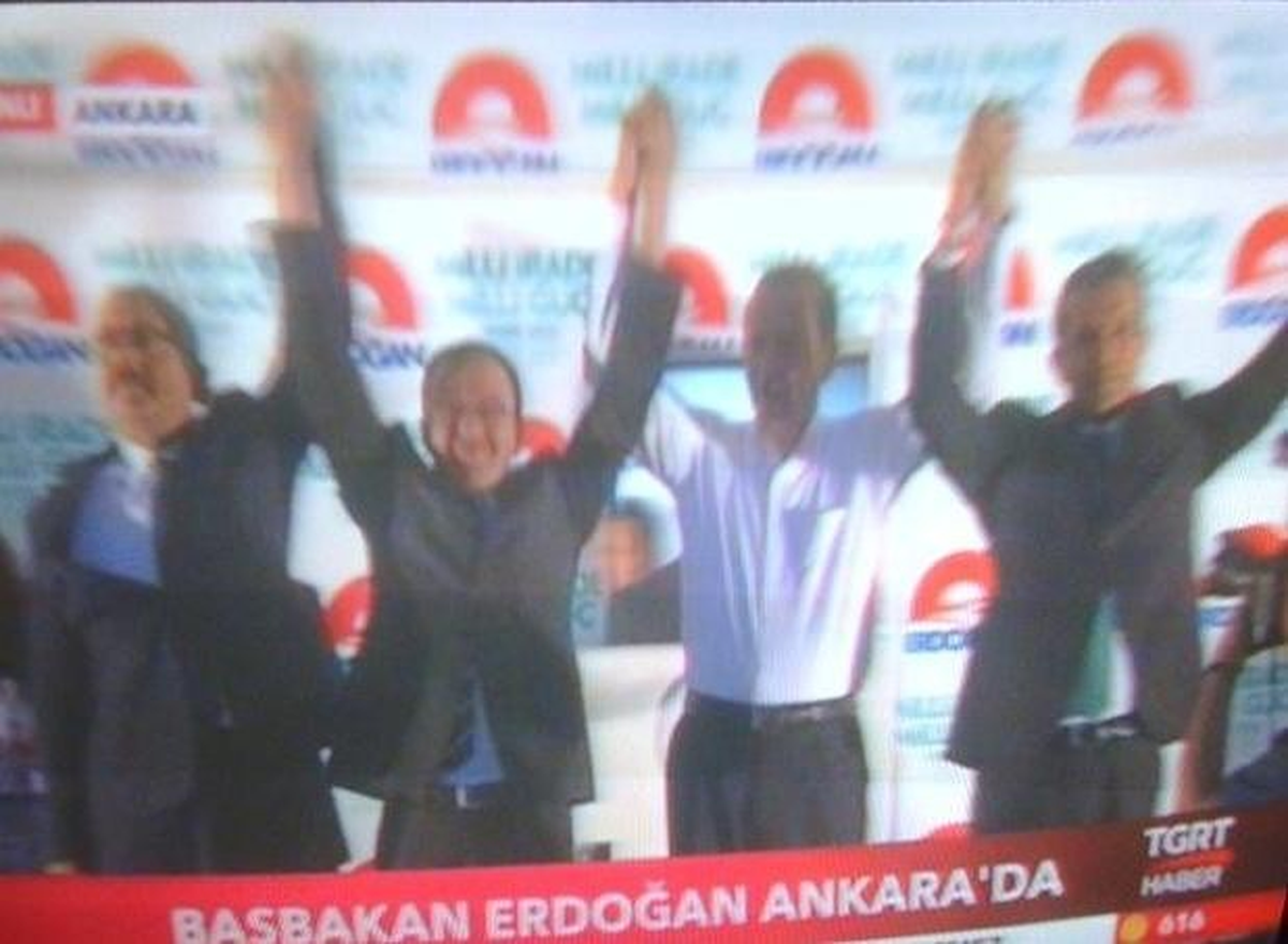 Başkan Samur\'a Rozetini Başbakan Erdoğan Taktı