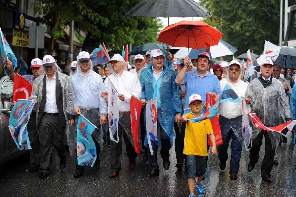 Düzce\'de Cumhurbaşkanı Adayı Erdoğan\'a Destek Yürüyüşü