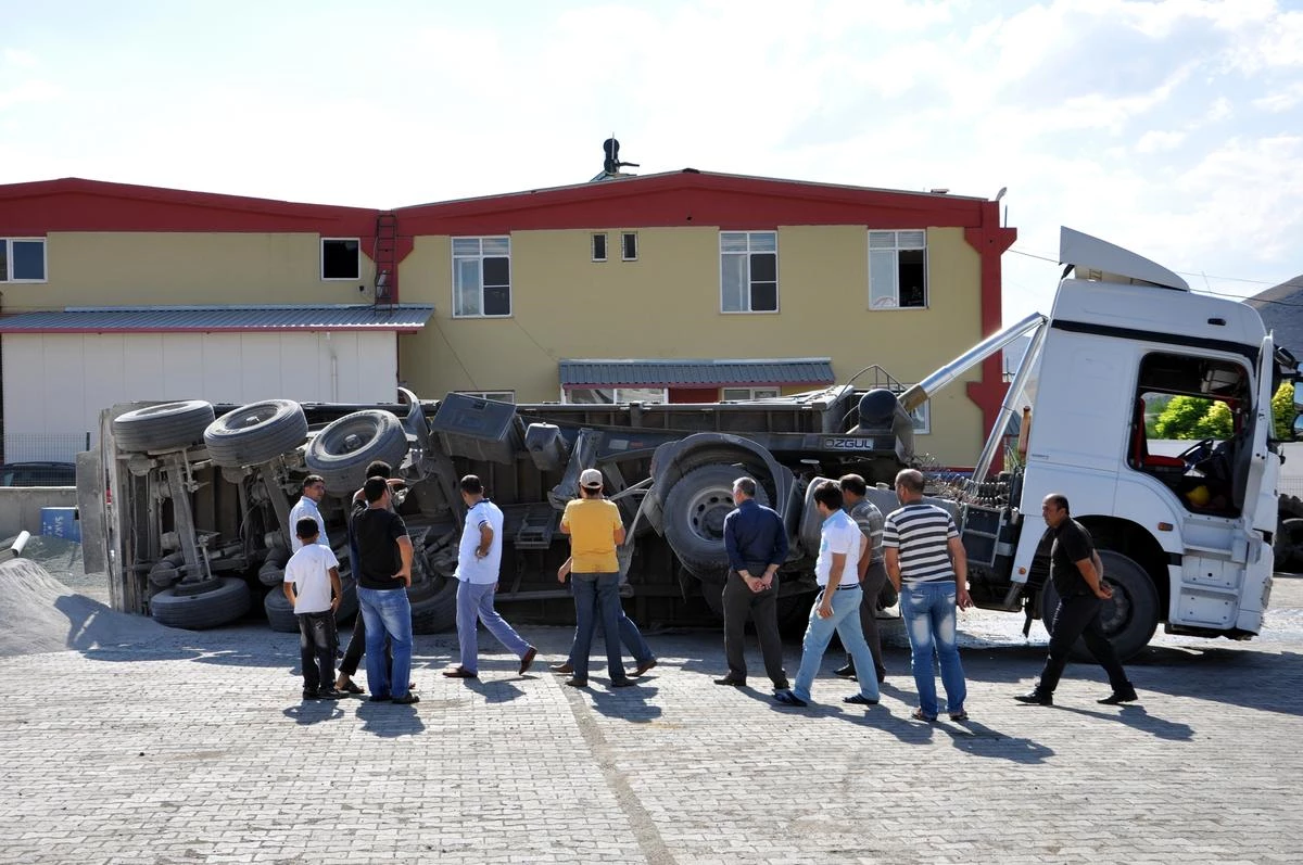 Damper Pistonu Kırılan Kamyon Devrildi: 1 Yaralı