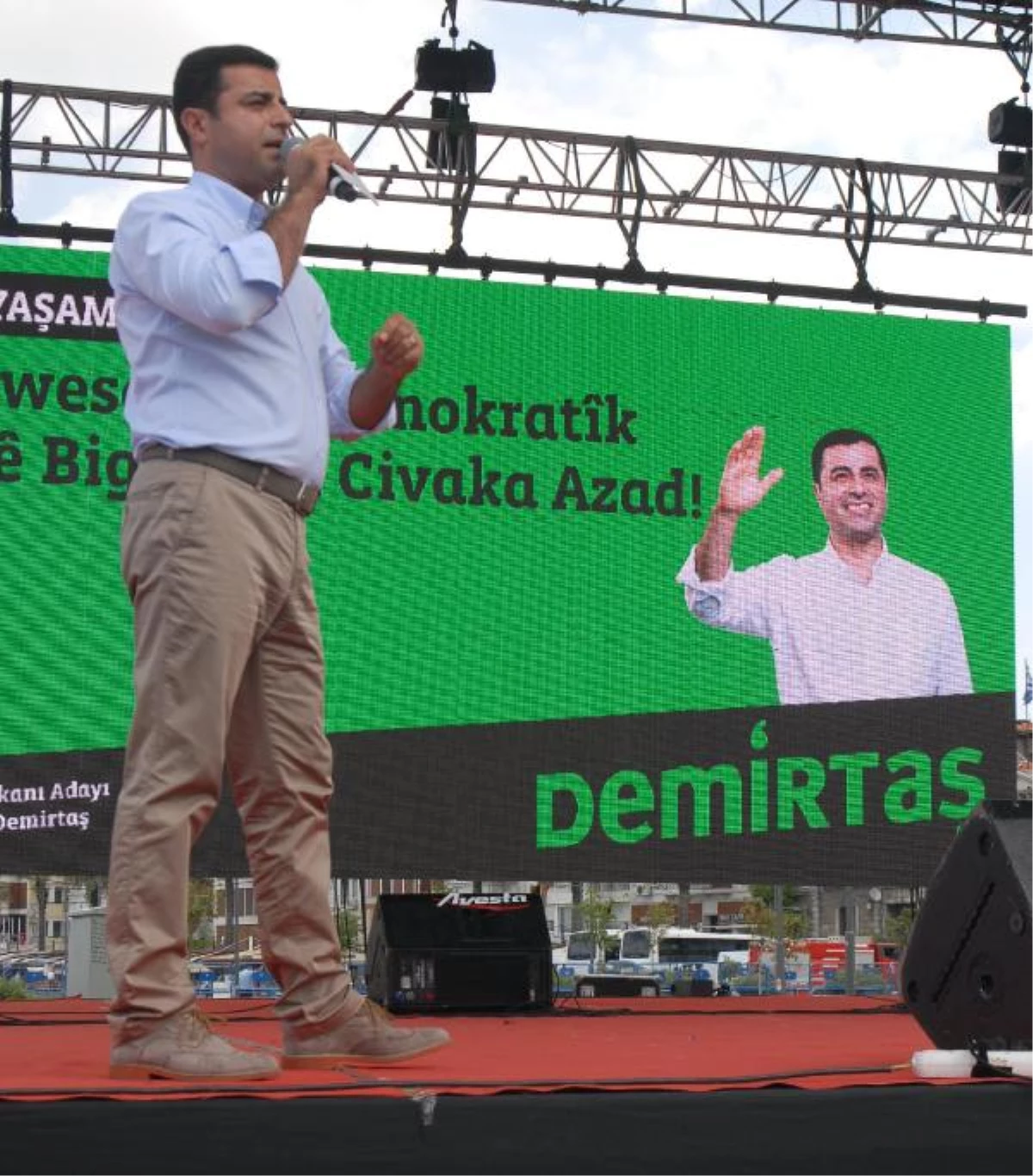 Demirtaş, Son Mitingini İzmir\'de Yaptı: Özgürlüğün Tadını Alacağız