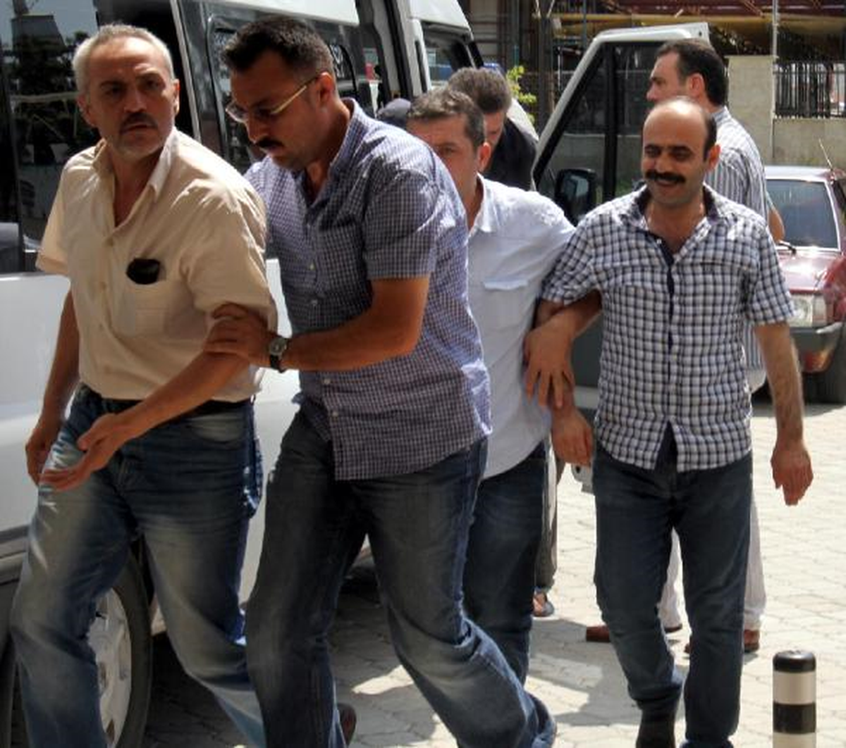 Dernek Lokalinde 3 Ruhsatsız Tabanca Ele Geçti