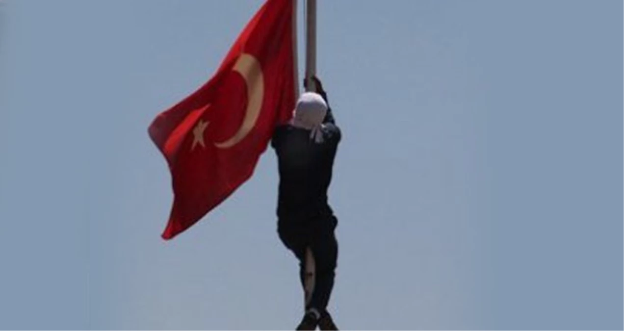 Diyarbakır\'da Türk Bayrağının İndirilmesi