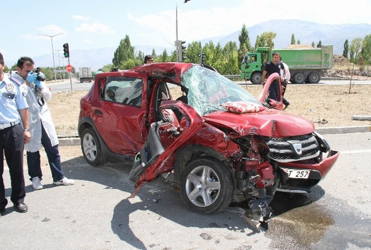 Erzincan\'da Trafik Kazası: 1 Ölü, 2 Yaralı