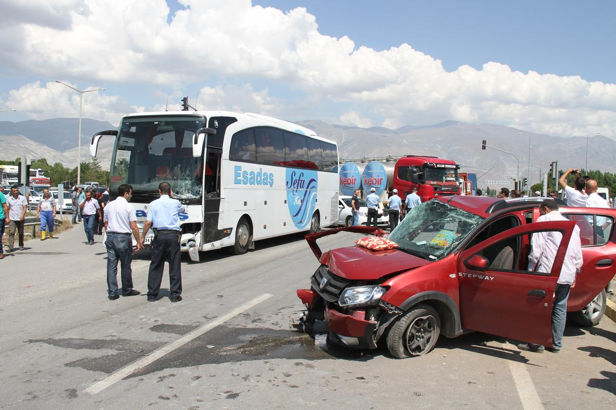 Erzincan\'da Trafik Kazası: 1 Ölü, 2 Yaralı