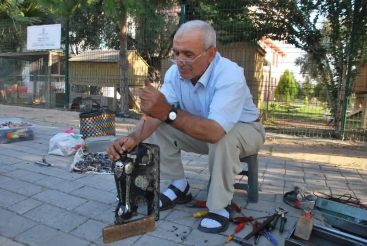 Eski Makinelere Hayat Vererek Ekmeğini Kazanıyor