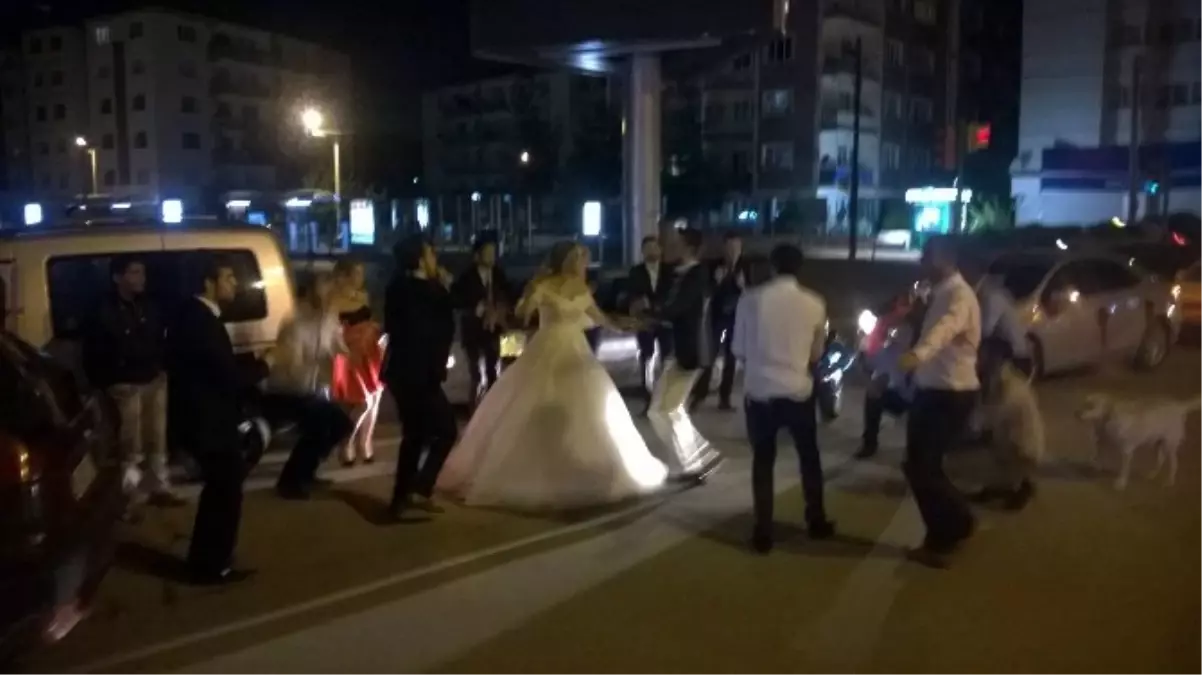 Gelin ve Damat Yol Orasında Çiftetelli Oynadı