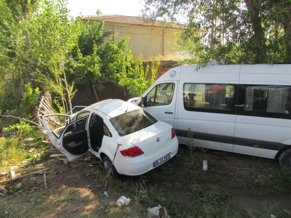 Iğdır\'da Yolcu Minibüsü Otomobile Çarptı: 1 Ölü, 9 Yaralı
