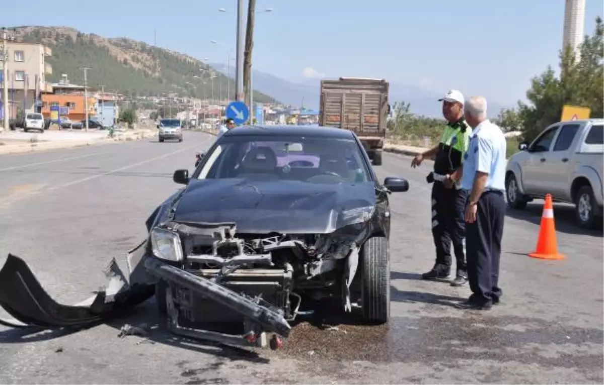 İslahiye\'de Ambulans ile Otomobil Çarpıştı