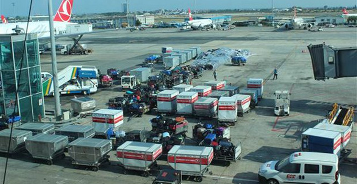 İstanbul\'da Yolculara Ait Bagajlar Apronu Kapladı