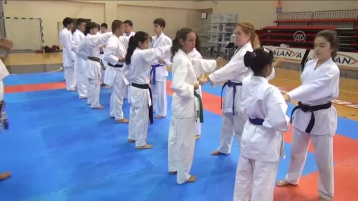 Japon Karate Ustası Ders Verdi