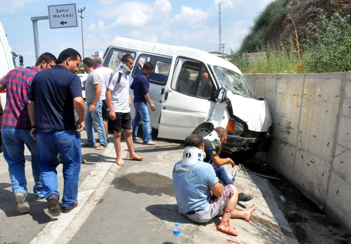 Manisa\'da Trafik Kazası: 6 Yaralı