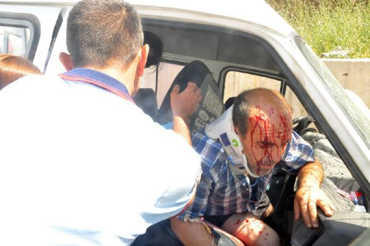 Minibüs Virajda Devrildi: 6 Yaralı