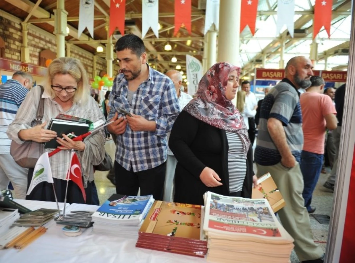 Müezzinoğlu ve Topbaş Osmangazi Belediyesi\'nin Standında Kestane Şekeri Yedi