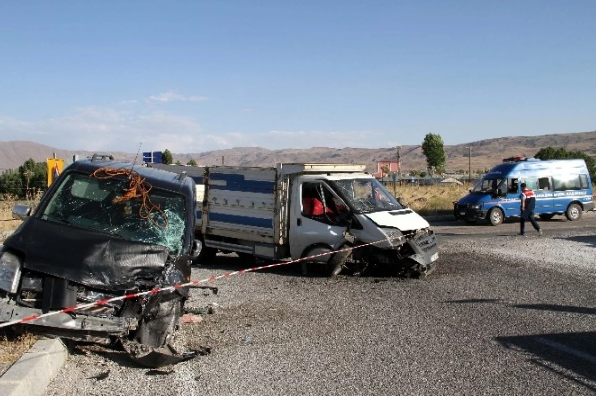 Muradiye\'de Trafik Kazası; 4 Yaralı