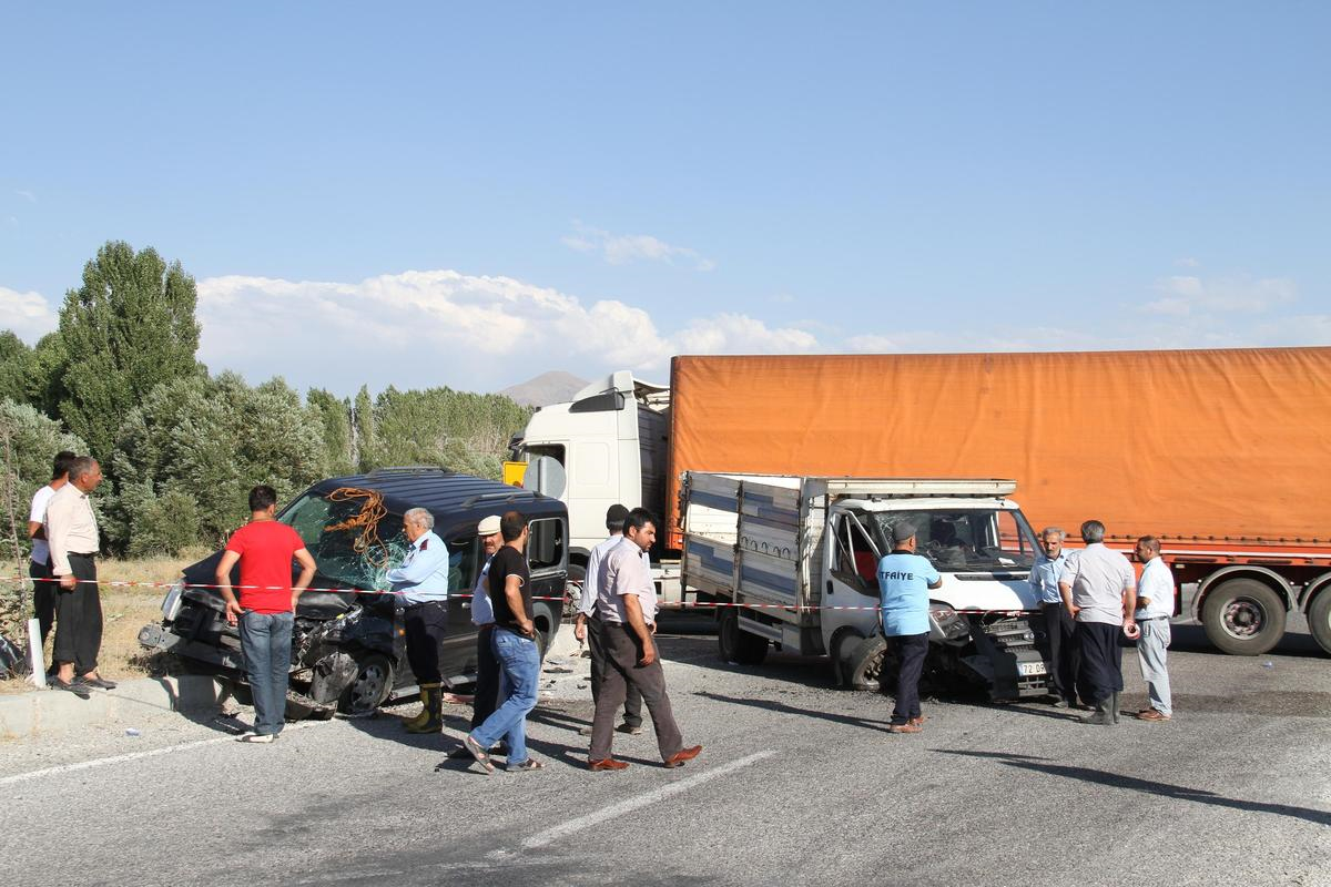 Van Muradiye\'de Trafik Kazası: 4 Yaralı