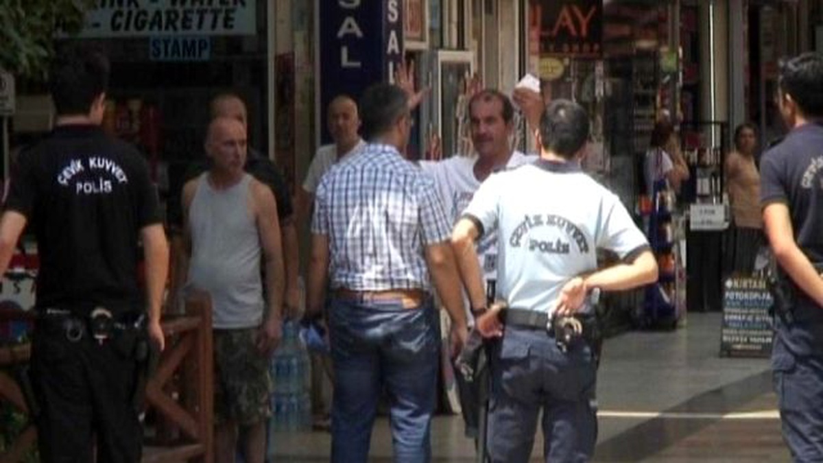 Alkollü Adamı Yere Seren Turist Güvenlik Kamerasında