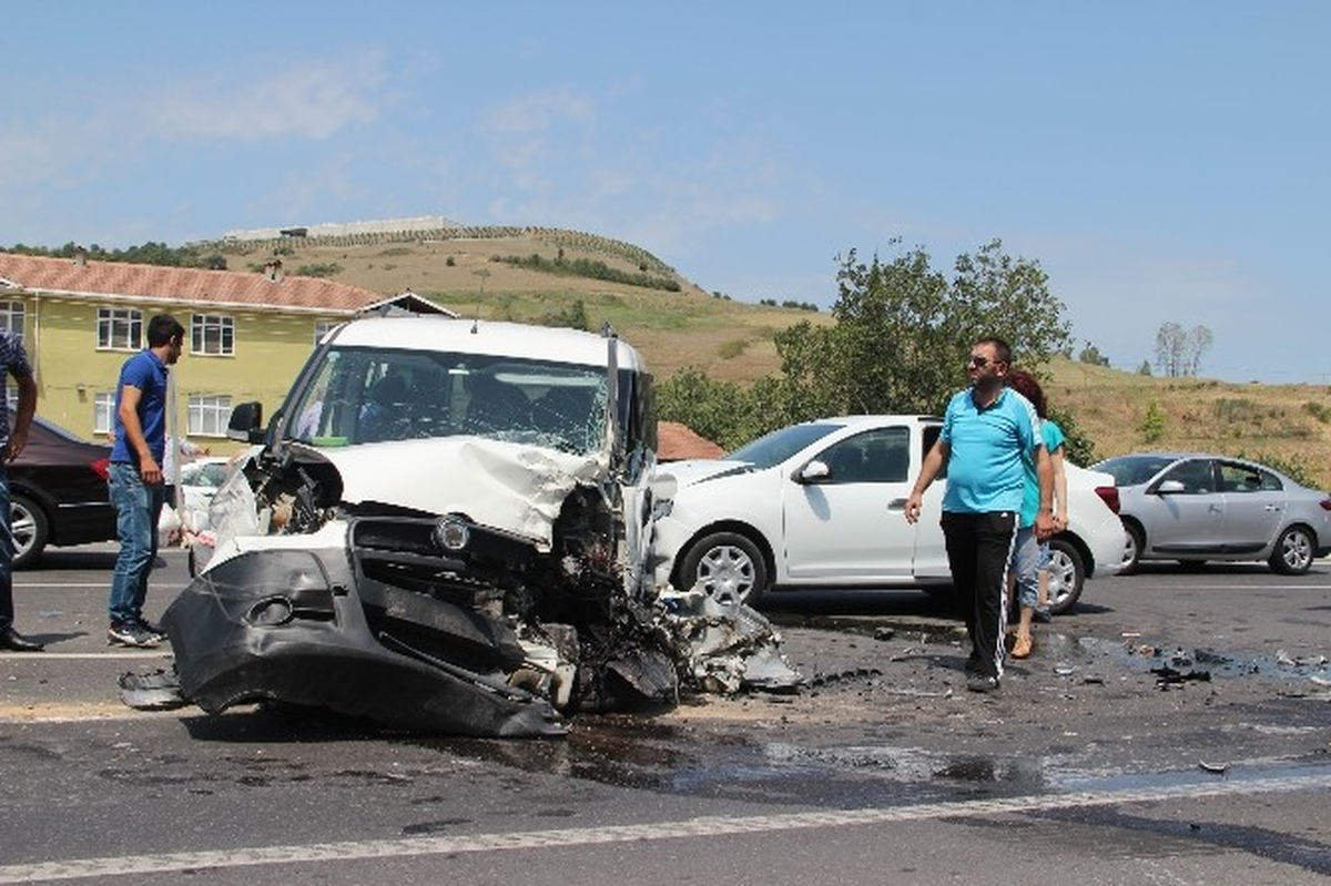 Samsun\'da Zincirleme Trafik Kazası: 2 Yaralı