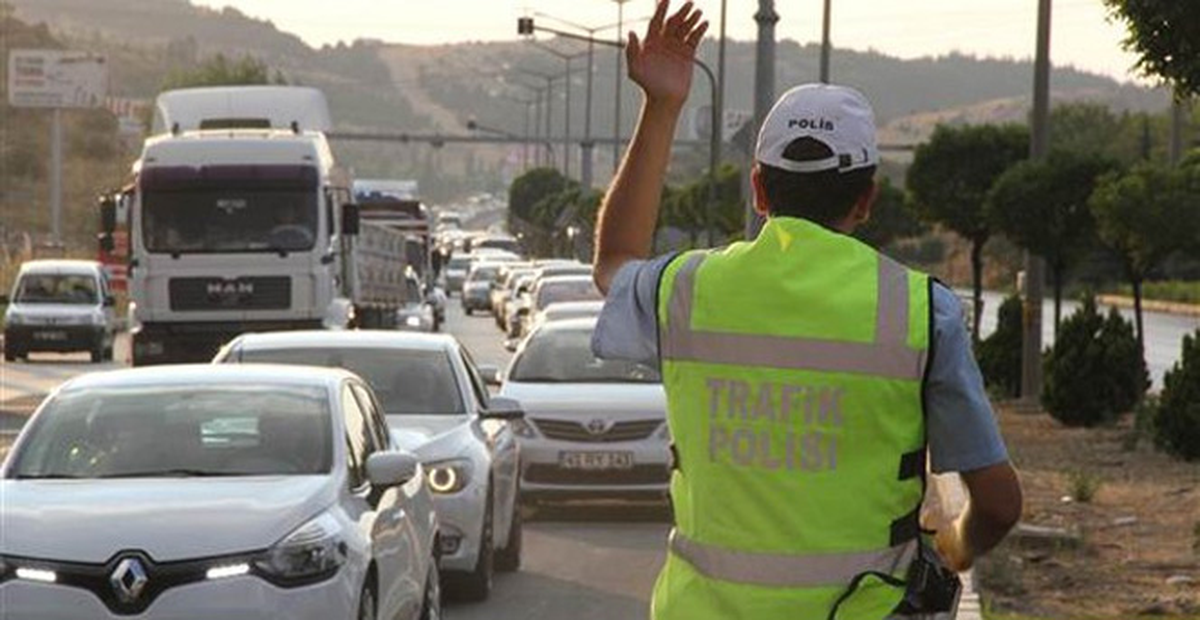 Sandığa Gitme Telaşı Uzun Araç Kuyruklarına Neden Oldu