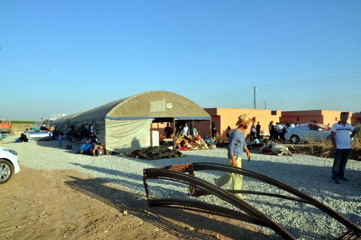 Silopi\'de Belediye Ezidiler İçin Çadır Kuruyor