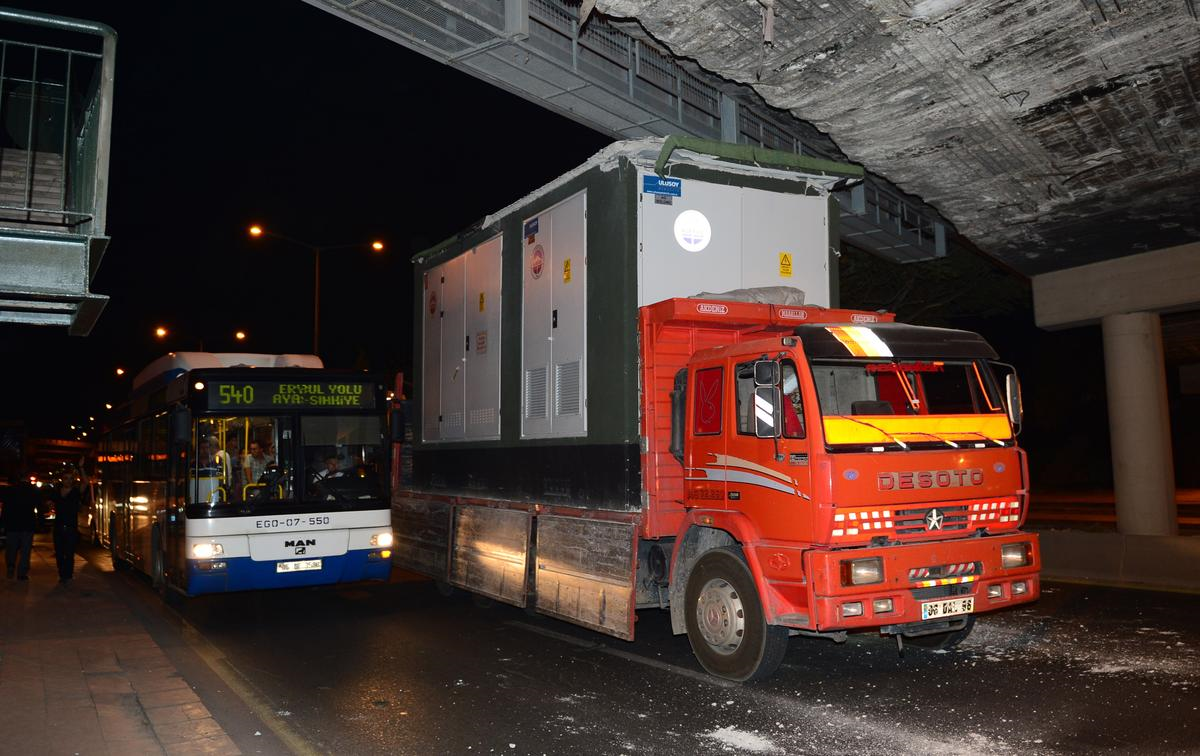 Trafo Yüklü Kamyon Köprüye Sıkıştı