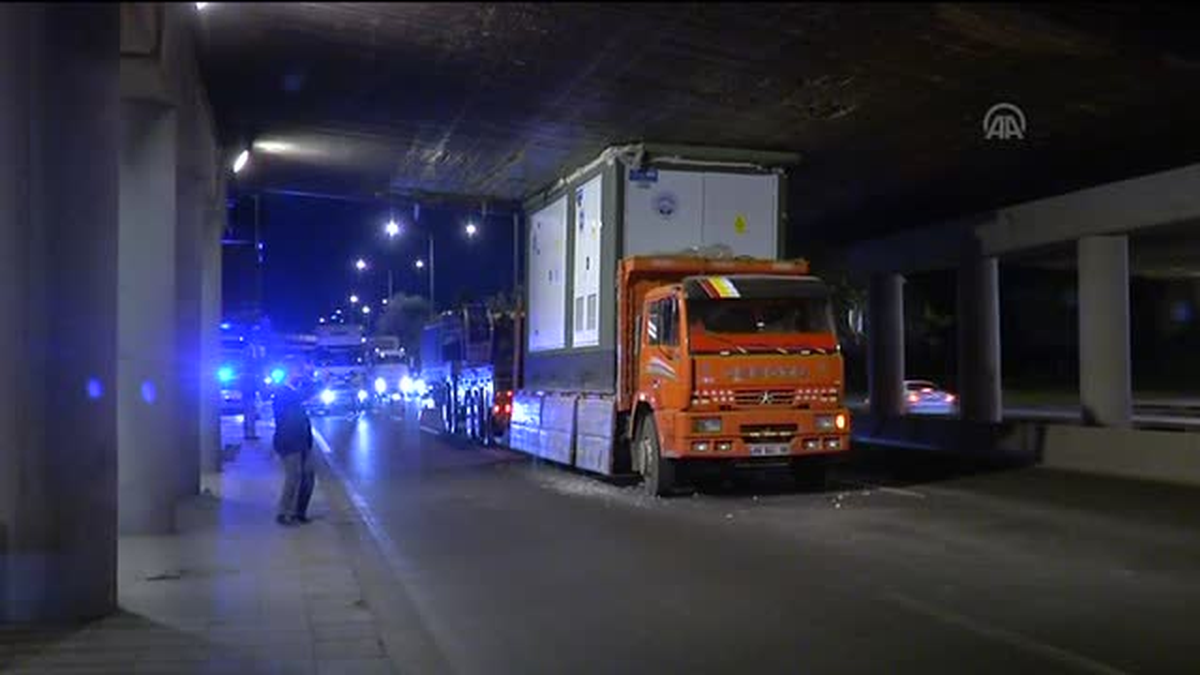 Ankara\'da Trafo Yüklü Kamyon Köprüye Sıkıştı