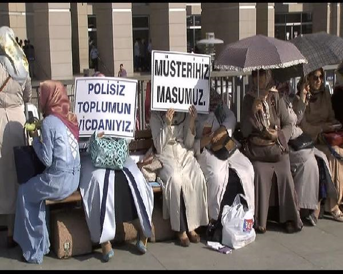 Vatandaşlar, Yakalama Kararı Çıkan Polislere Destek Verdi