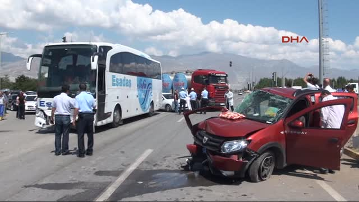 Yolcu Otobüsü ile Otomobil Çarpıştı: 1 Ölü 2 Yaralı