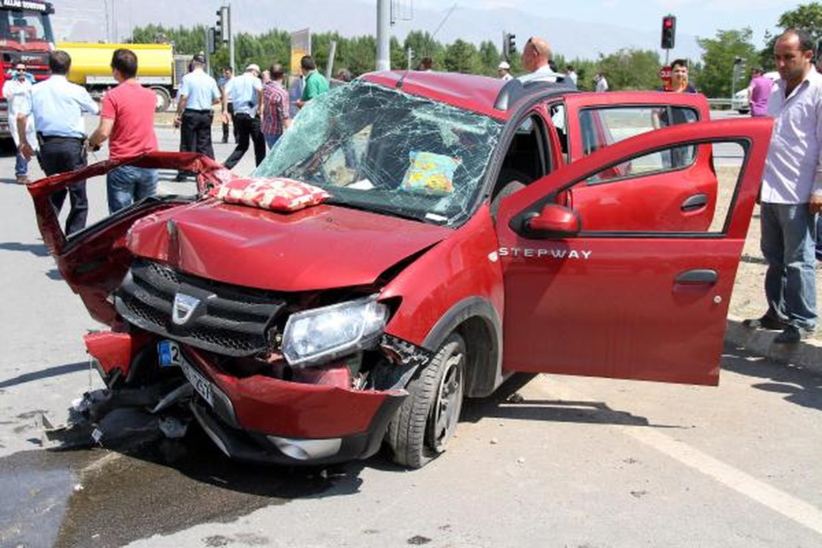 Yolcu Otobüsü ile Otomobil Çarpıştı: 1 Ölü, 2 Yaralı