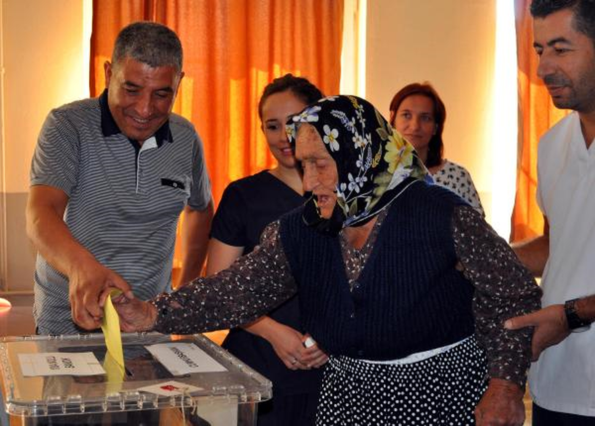 113 Yaşında Ambulansla Oy Vermeye Götürüldü