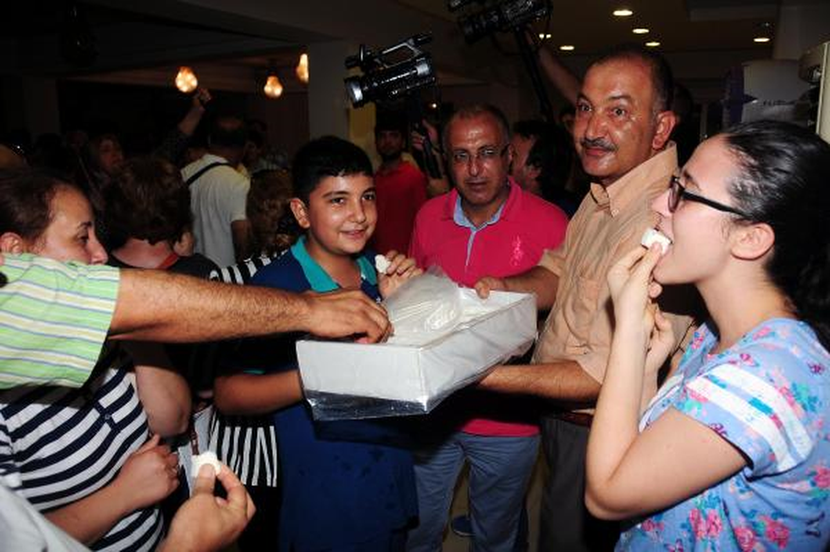 AK Parti Adana\'da Lokumlu Kutlama