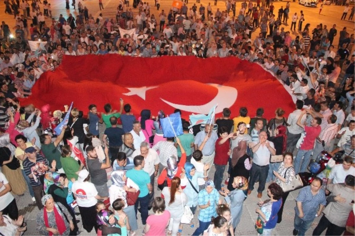 AK Parti Zaferi Meydanda Kutladı