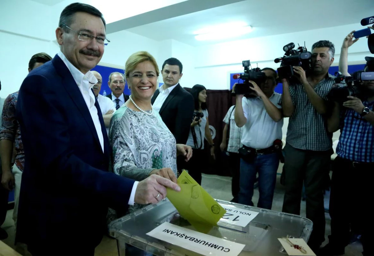 Arınç, Yıldız ve Gökçek\'in Sandığından İhsanoğlu Birinci Çıktı