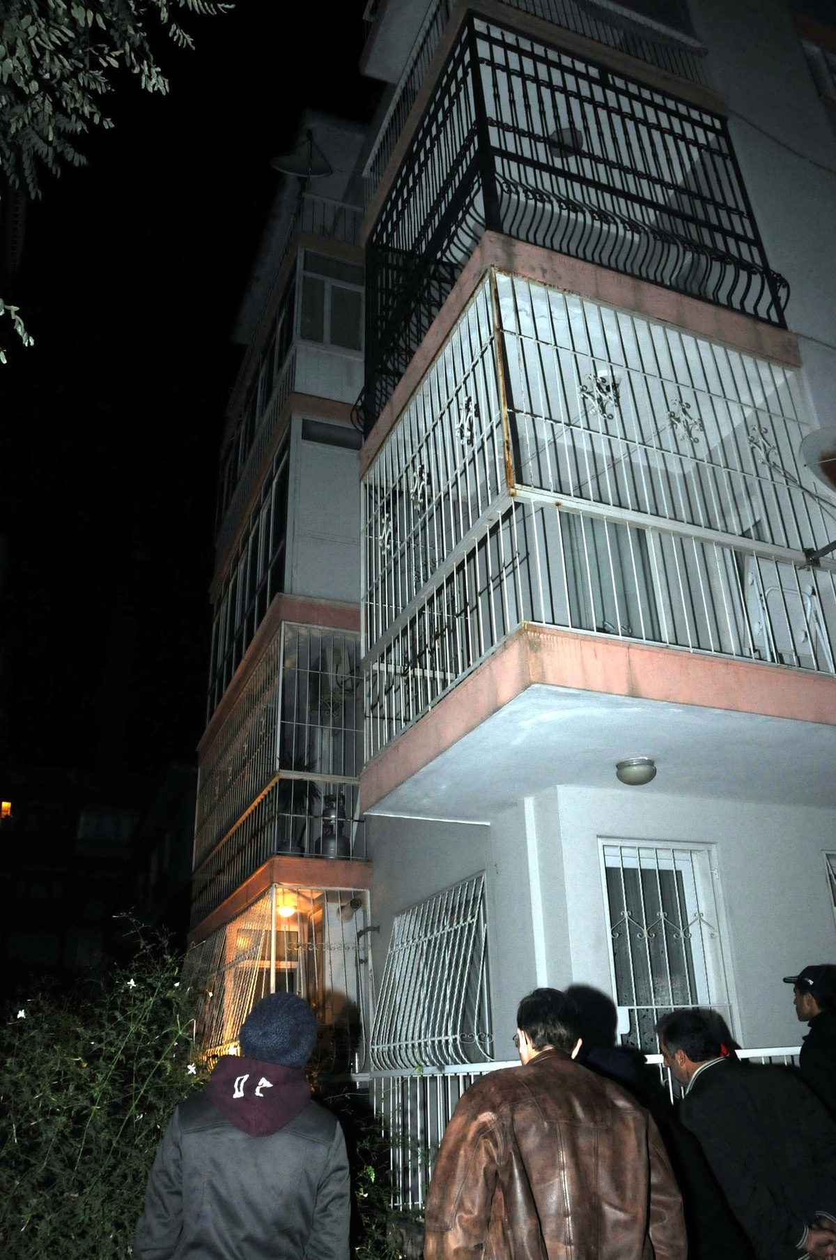 45 Günlük Anne 5\'inci Kattan Düşüp Yaralandı