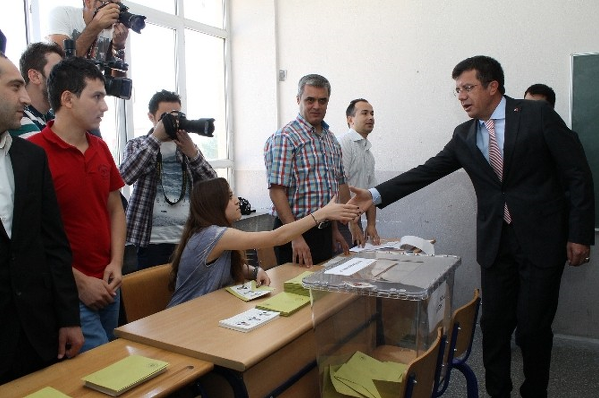 Bakan Zeybekci Oyunu Eşiyle Birlikte Kullandı