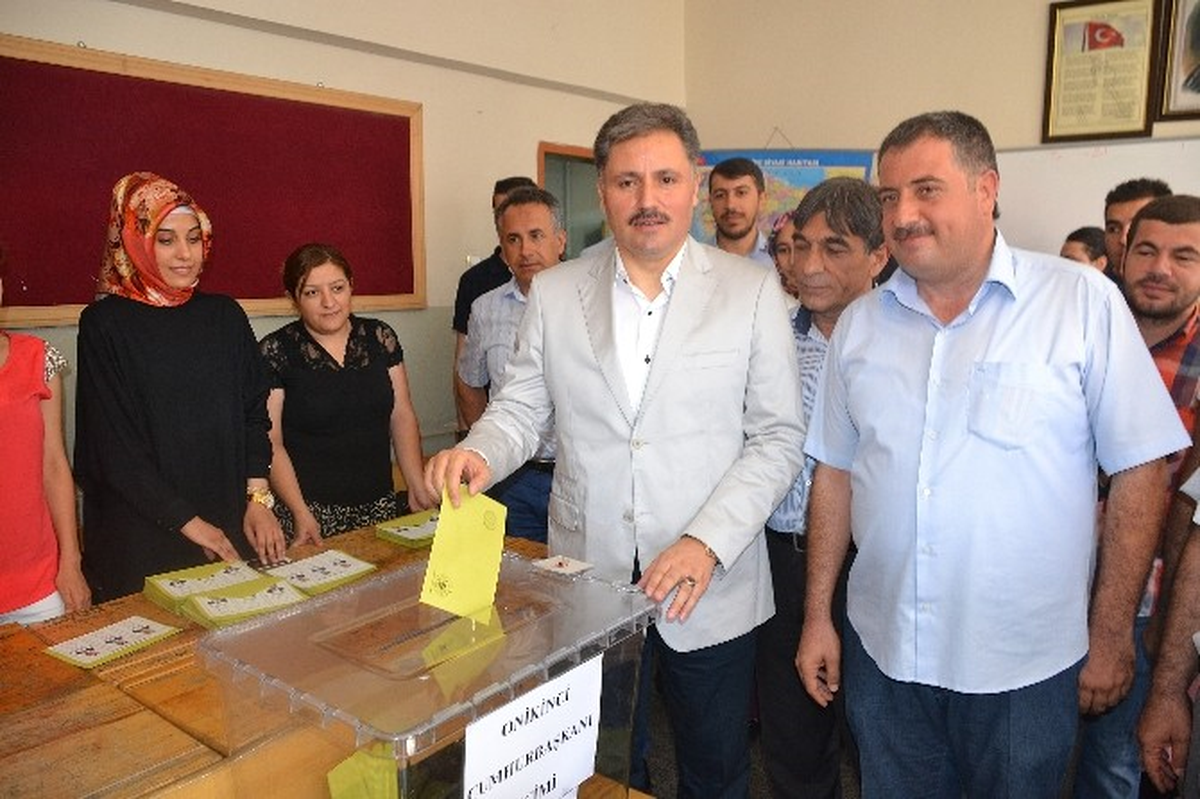 Başkan Çakır, Büyük İlgi Altında Oy\'unu Kullandı