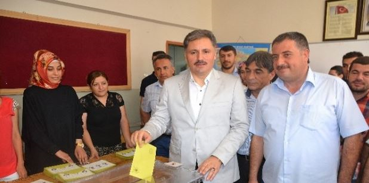 Başkan Çakır, Büyük İlgi Altında Oy\'unu Kullandı
