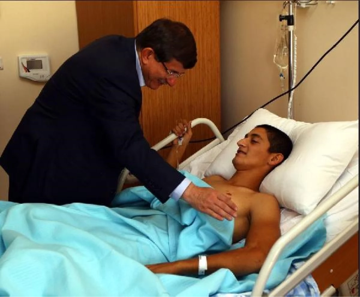 Davutoğlu, Türkiye\'ye Getirilen Yaralı Azeri Askerleri Ziyaret Etti