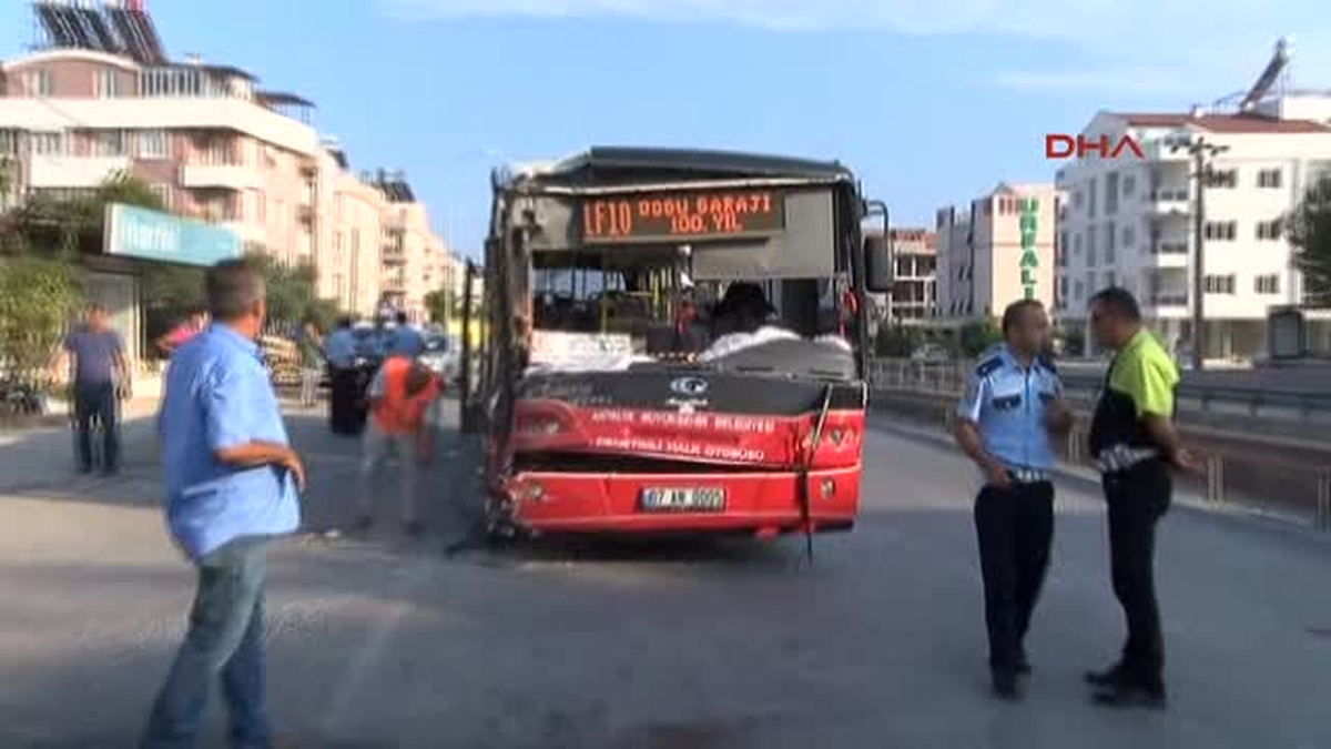 Dha Yurt;halk Otobüsü Servis Otobüsüyle Çarpıştı: 8 Yaralı