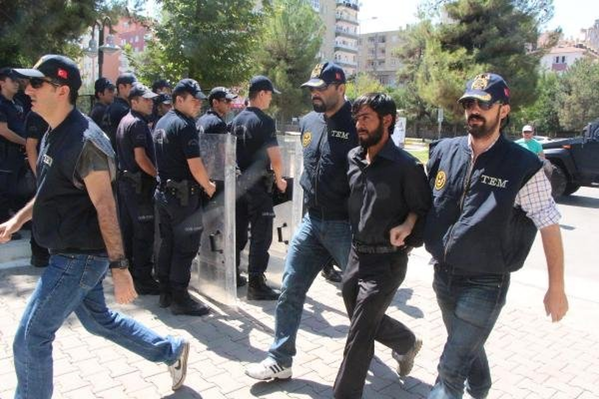Diyarbakır\'da Bayrak İndiren Şüpheli Adliyede (2)