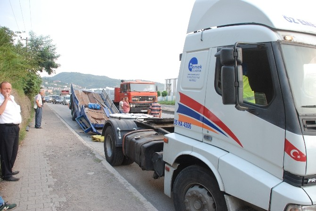 Dorsesi Kopan Tır Trafikte Uzun Kuyruklar Oluşturdu